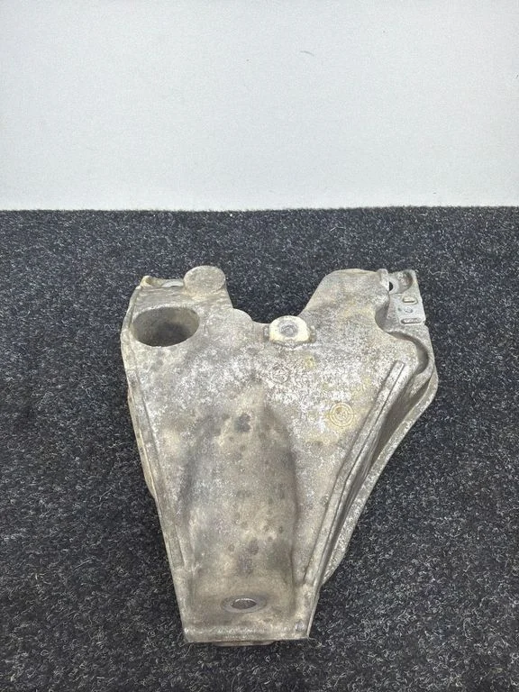 Engine mounting bracket 6789093