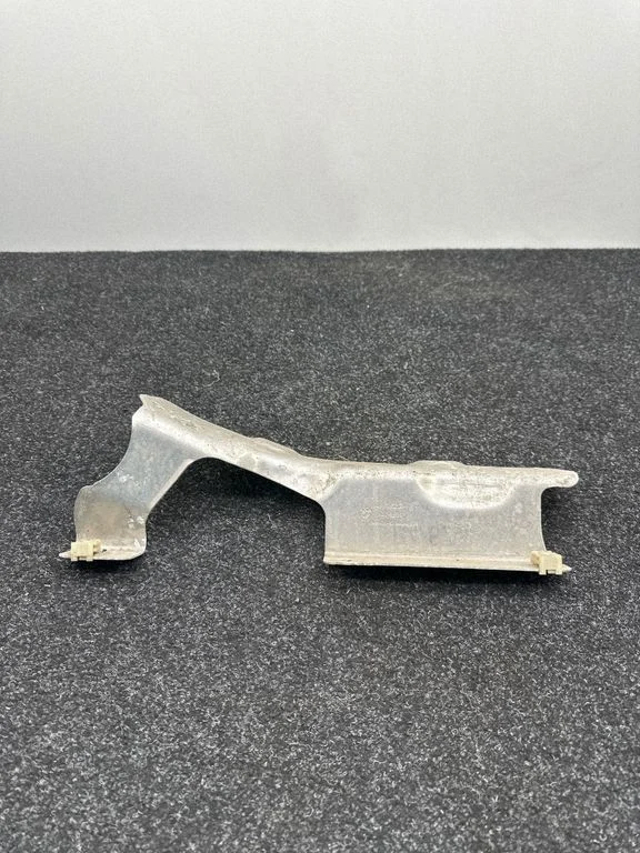 Heat shield in engine bay 7185204