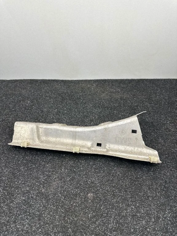 Heat shield in engine bay 7185203