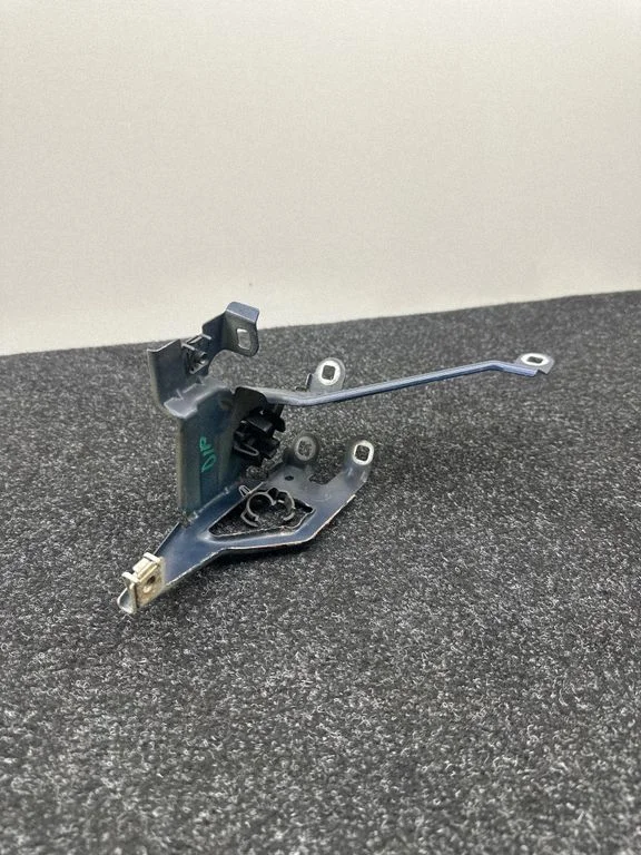 Fender mounting bracket 7183752
