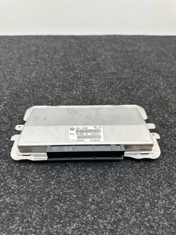Pozostałe sterowniki i moduły 6871063