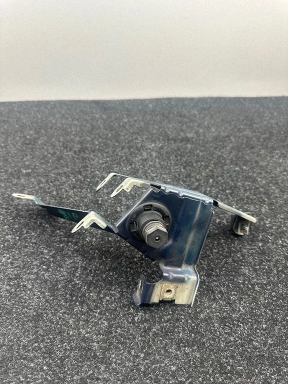 Fender mounting bracket 7183752