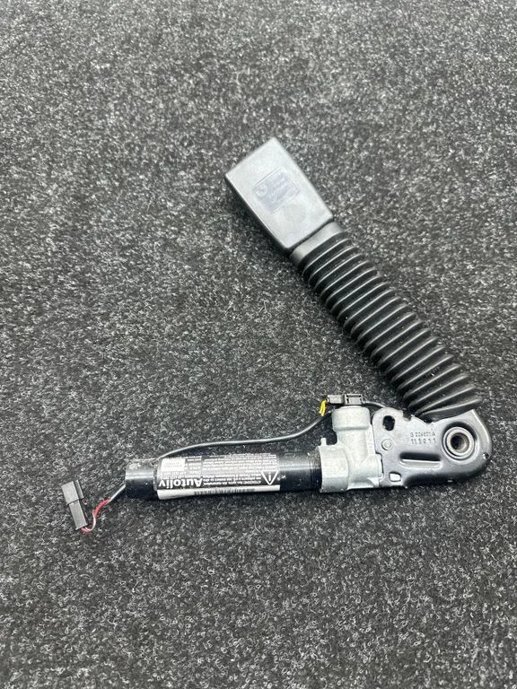 Front seatbelt buckle – BMW 6 Series F12 F13 (2010-2018)