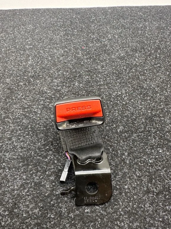 Rear seatbelt buckle 7266352