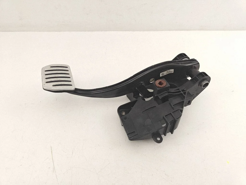 Brake pedal – Tesla Model Y (2020-)