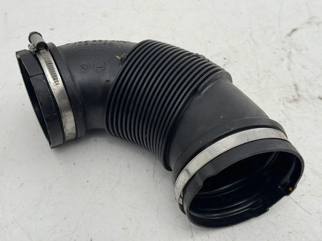 Air intake hose/pipe 04L129661C