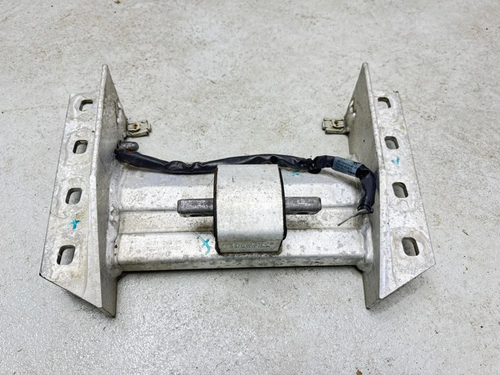 Engine mount bracket A2312400018