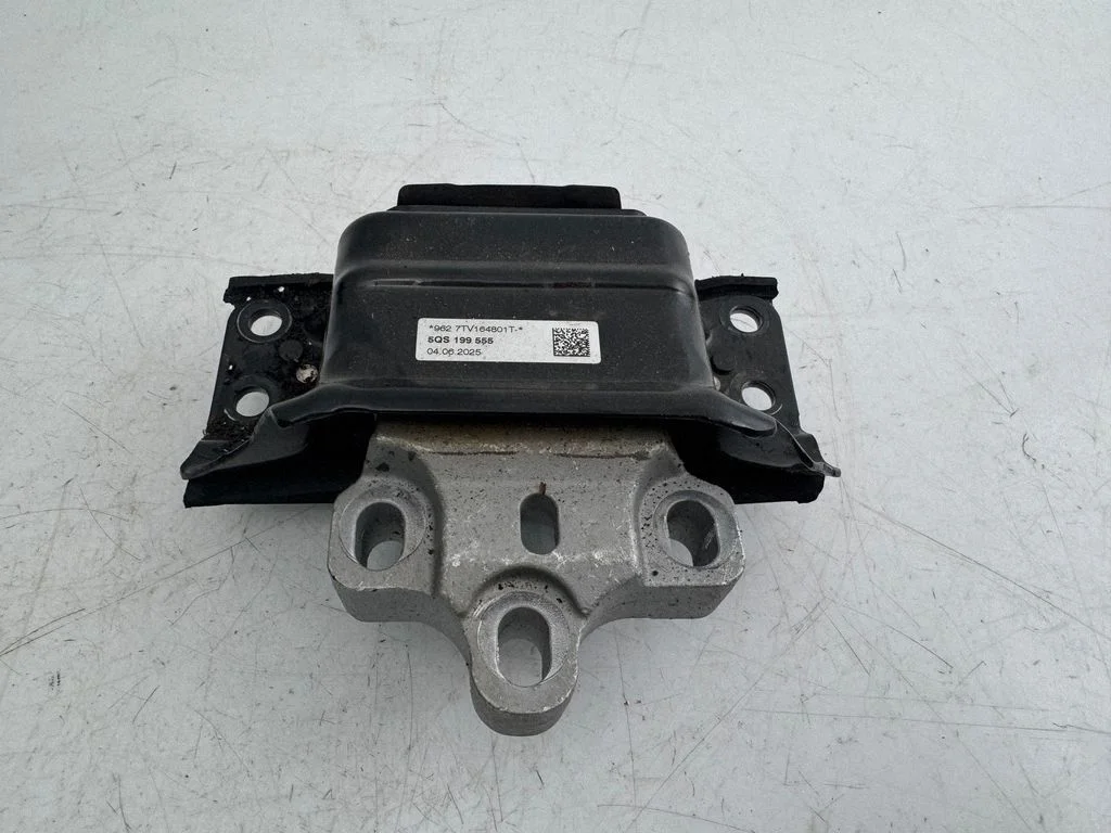 Engine mount bracket 5QS199555