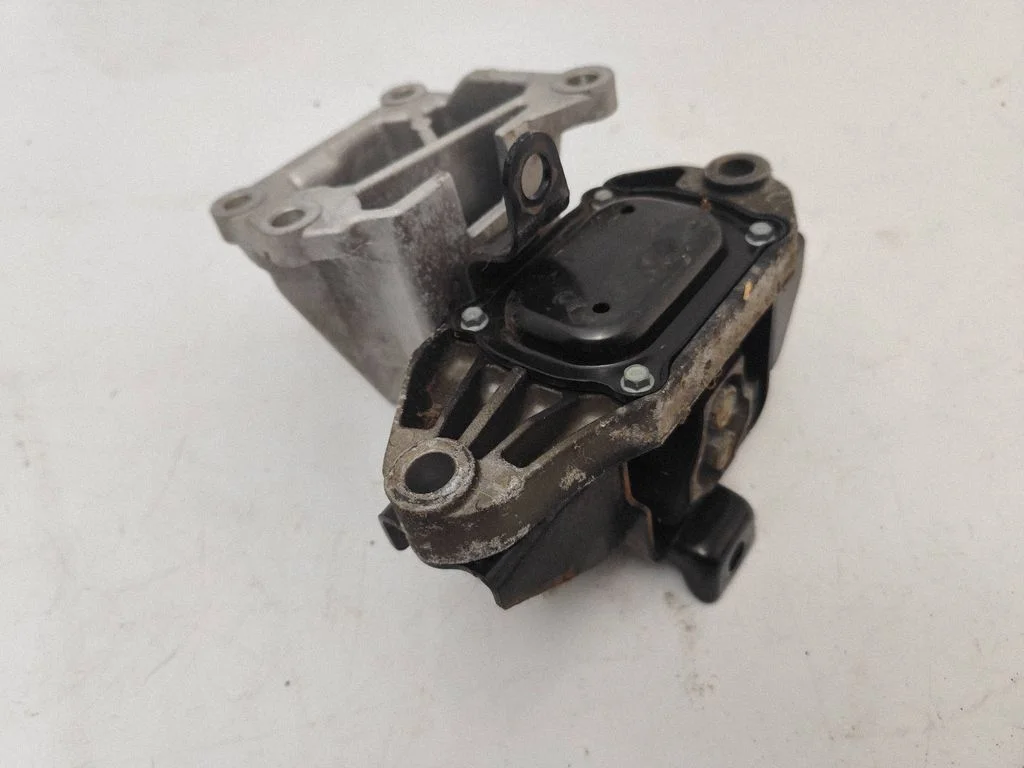 Engine mount bracket NINA0152