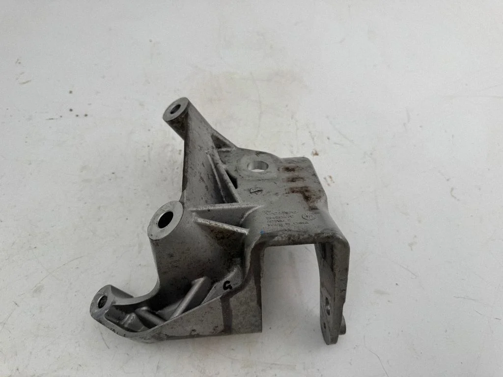 Mootori kinnituskronstein 31430470