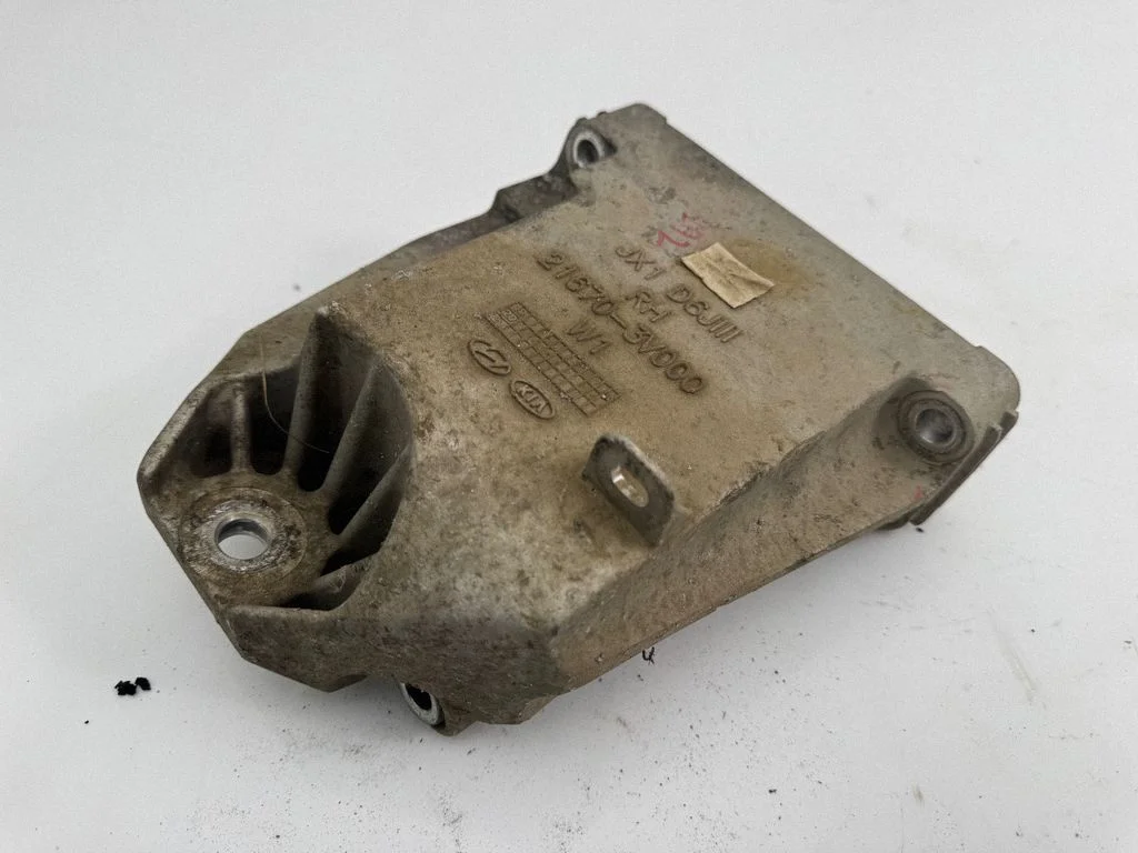 Engine mounting bracket 216703V000