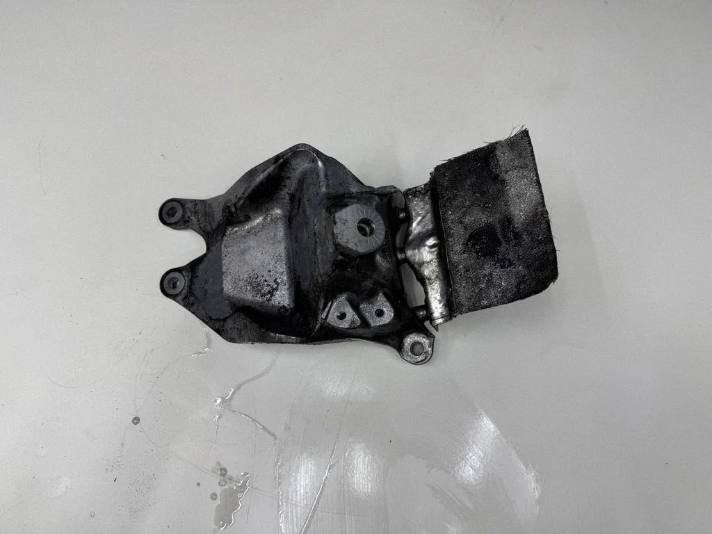 Mootori kinnituskronstein 8W0199308H