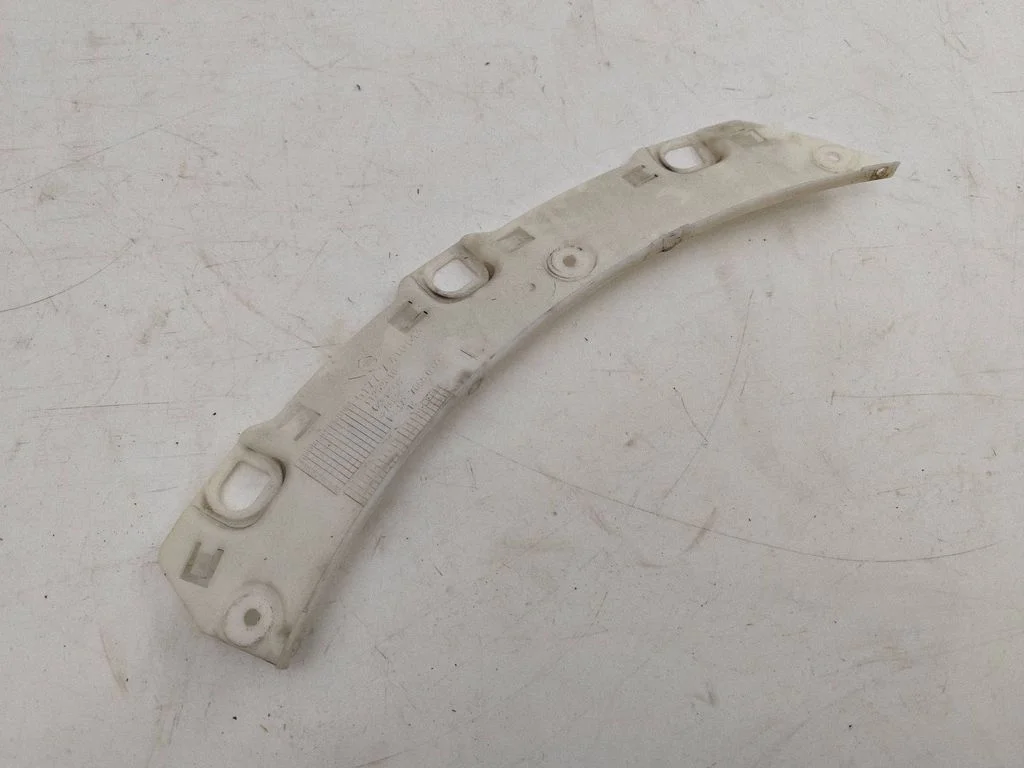 Front bumper mounting bracket 7410643