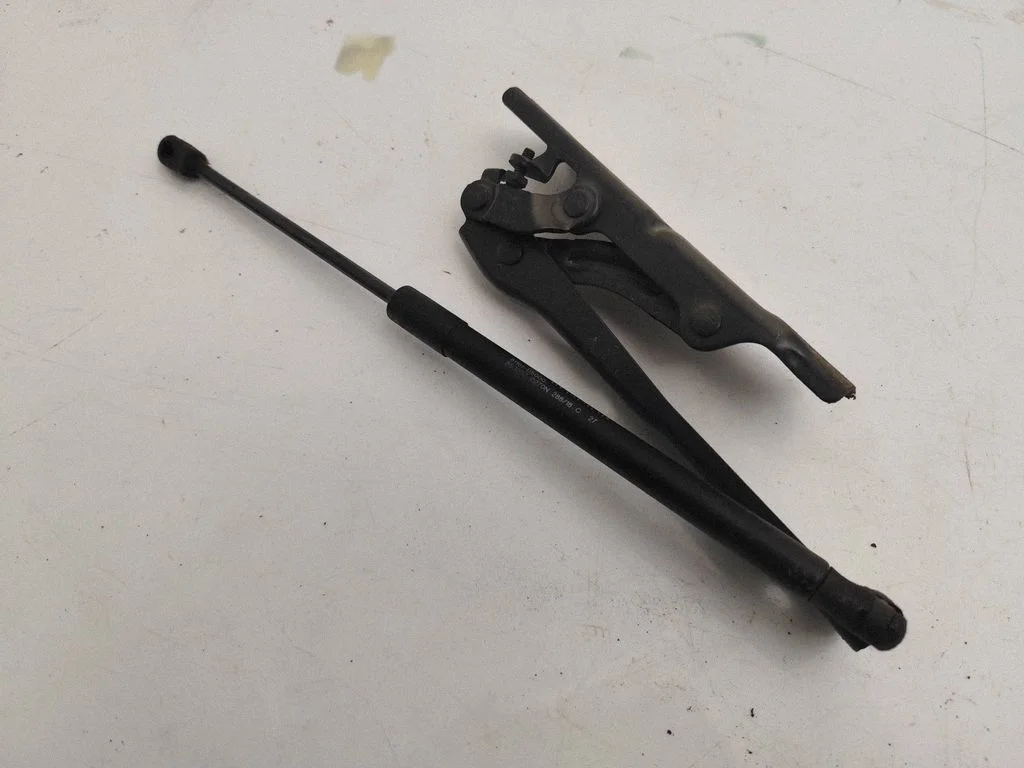 Engine bonnet/hood hinges 81161D5000