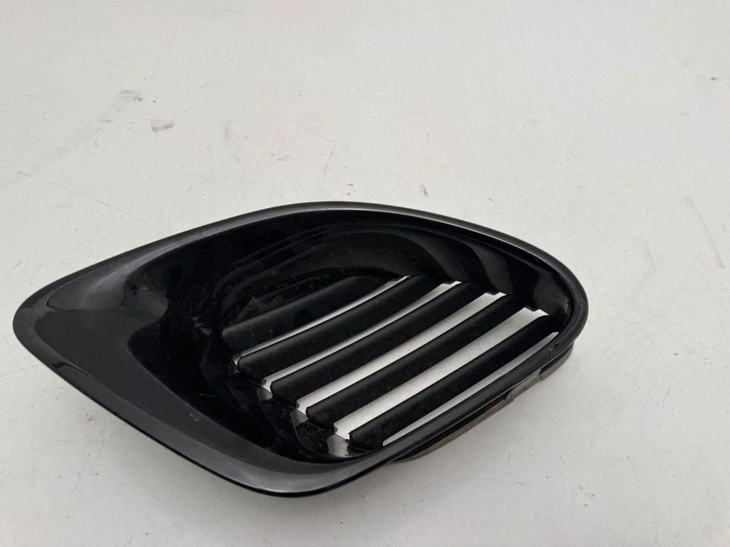 Quarter panel pressure vent 98650456200