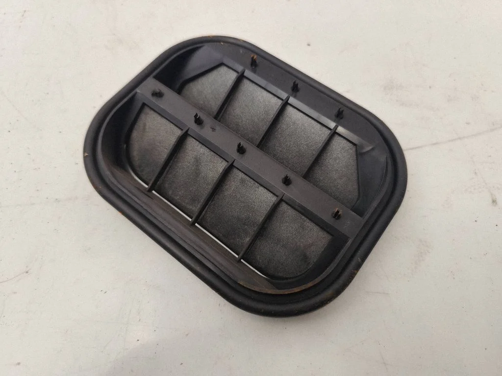 Quarter panel pressure vent 10285751