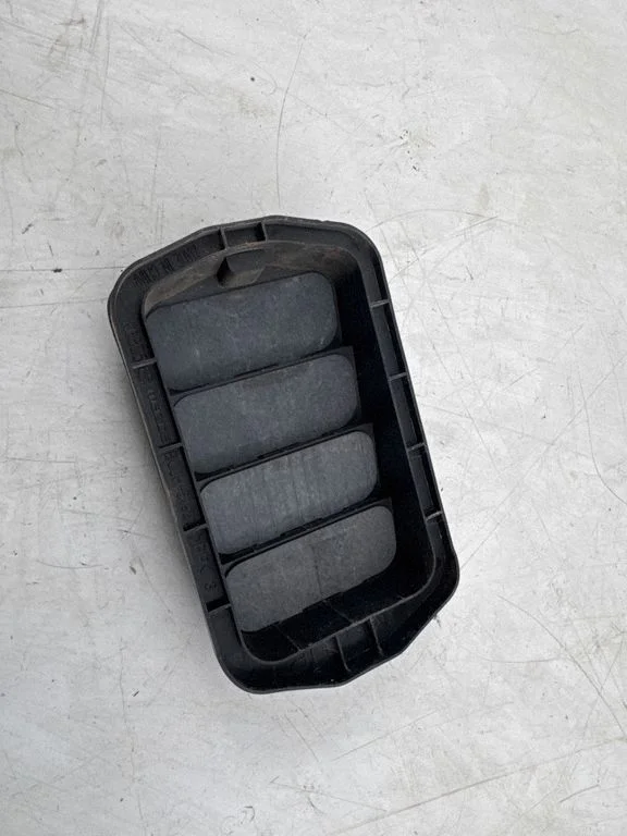 Quarter panel pressure vent BCJH51921