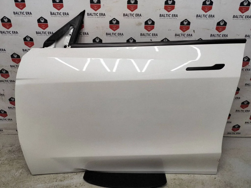 Esiuks – Tesla Model Y (2020-)