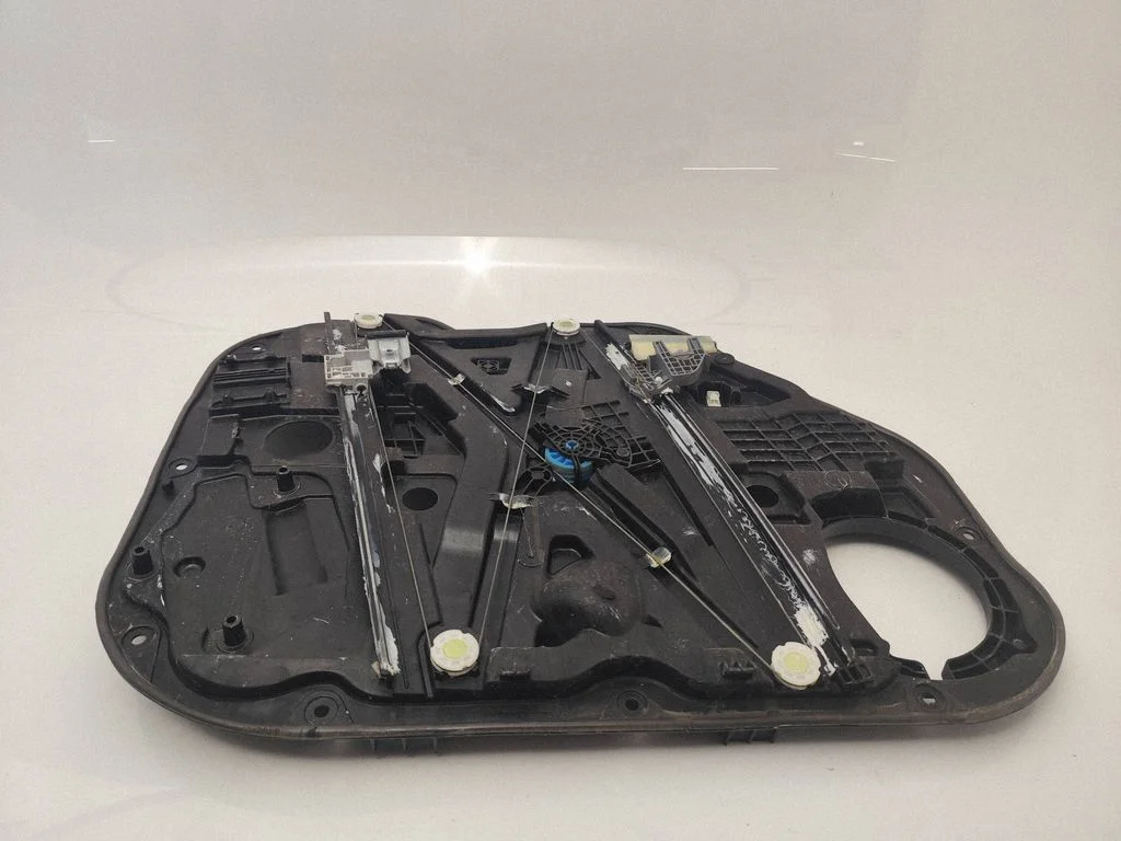 Front window lifting mechanism without motor 82480T6100