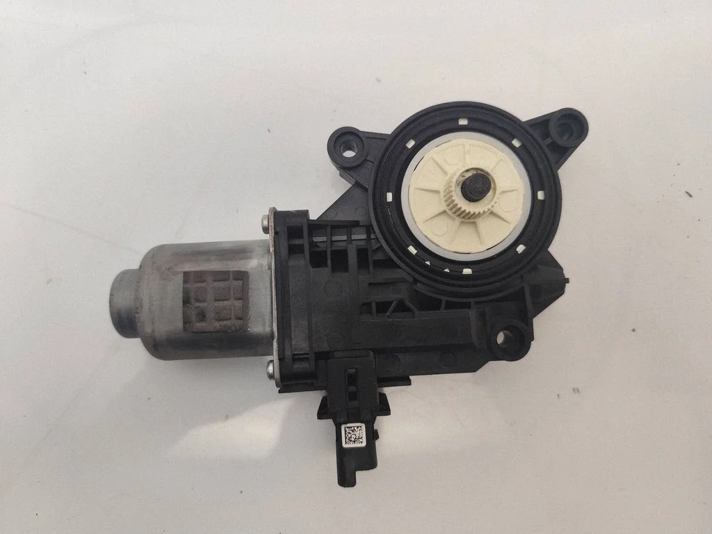 Front door window regulator motor 82460T6000