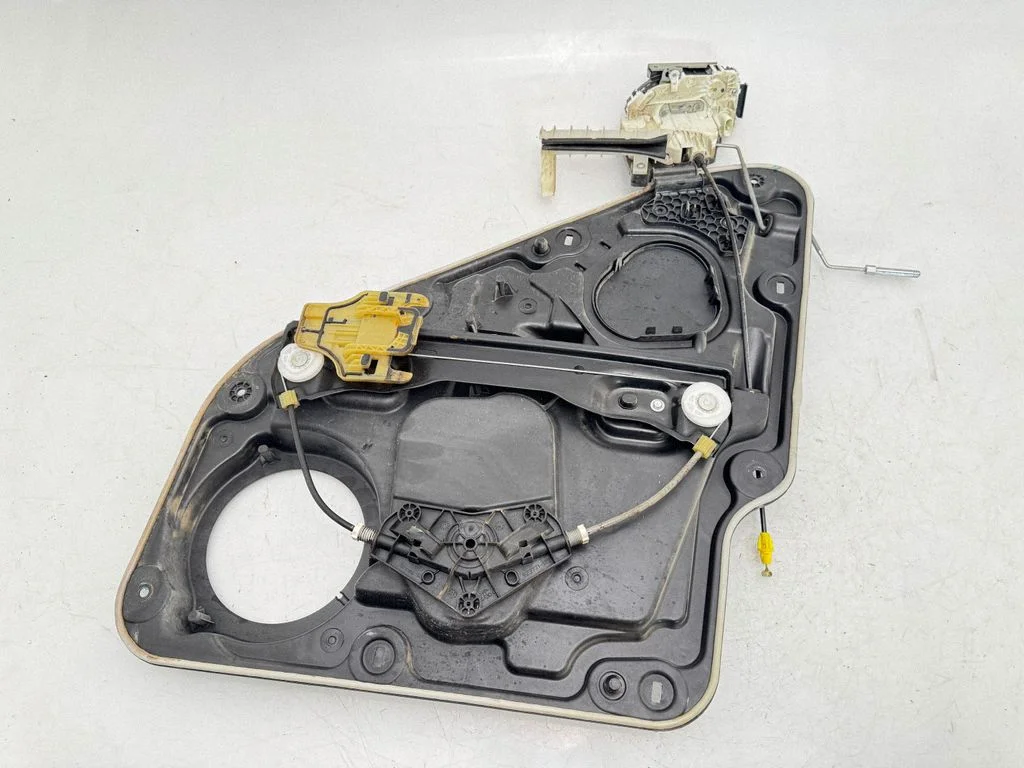 Rear window lifting mechanism without motor 68231068AA