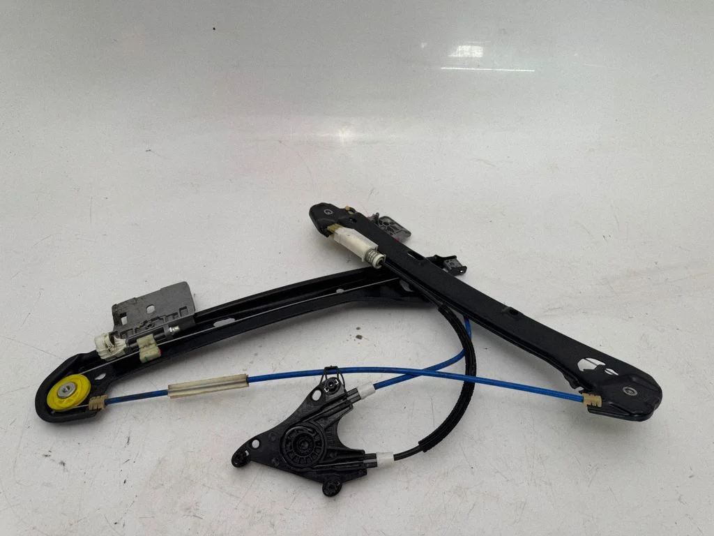 Rear window lifting mechanism without motor A2577301403