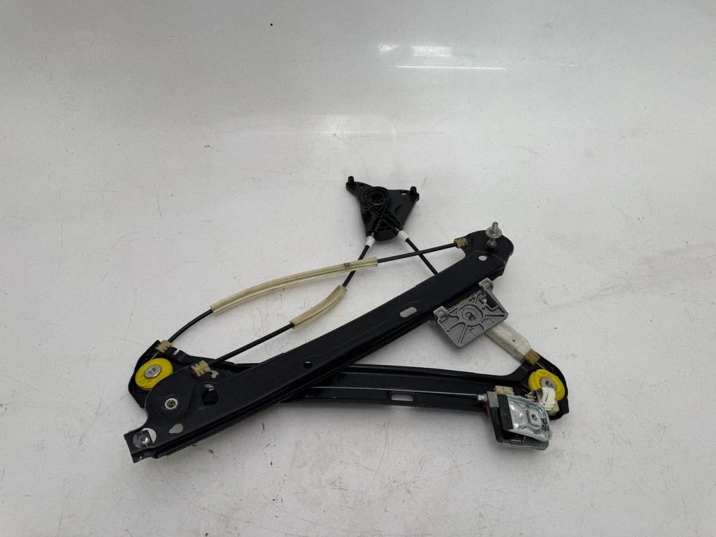 Rear window lifting mechanism without motor A2577301303