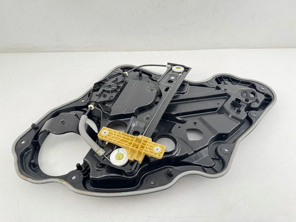 Rear window lifting mechanism without motor E95707104