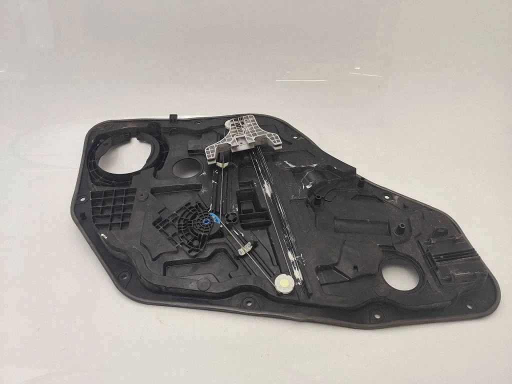 Rear window lifting mechanism without motor 81420T6300