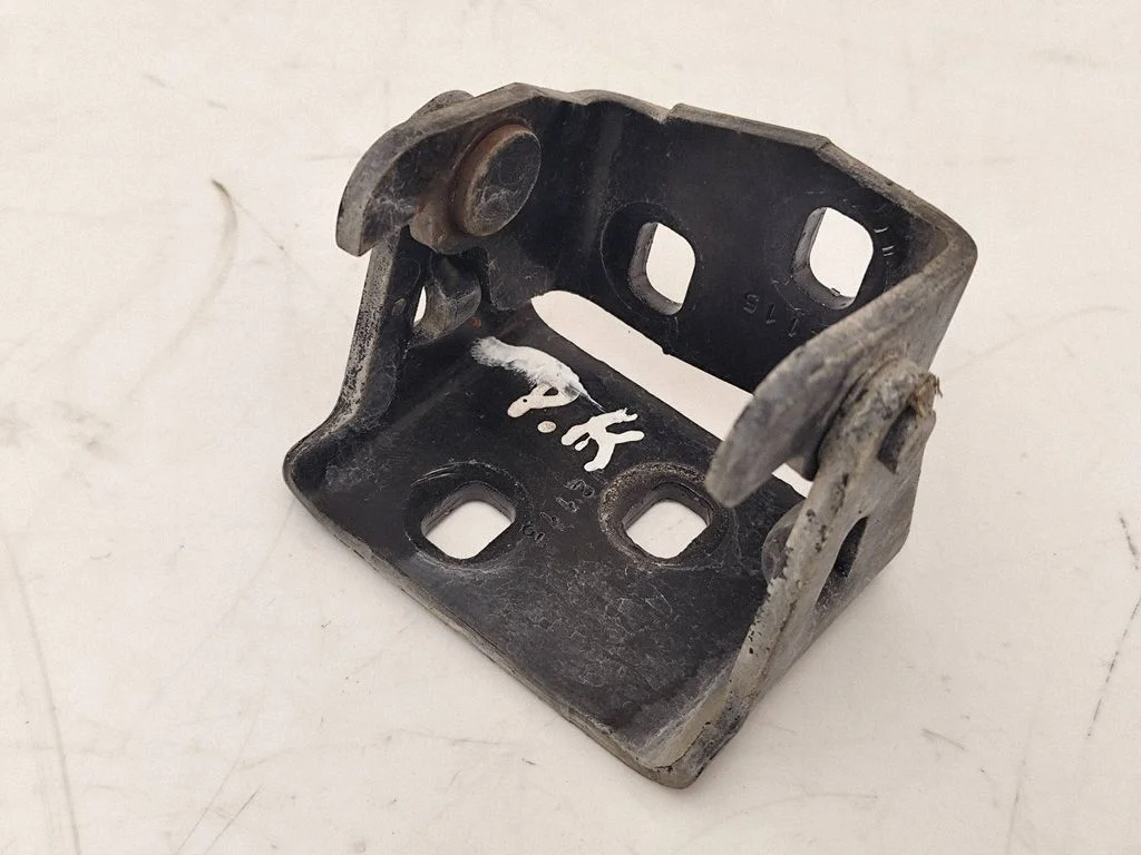 Front door lower hinge 16632810