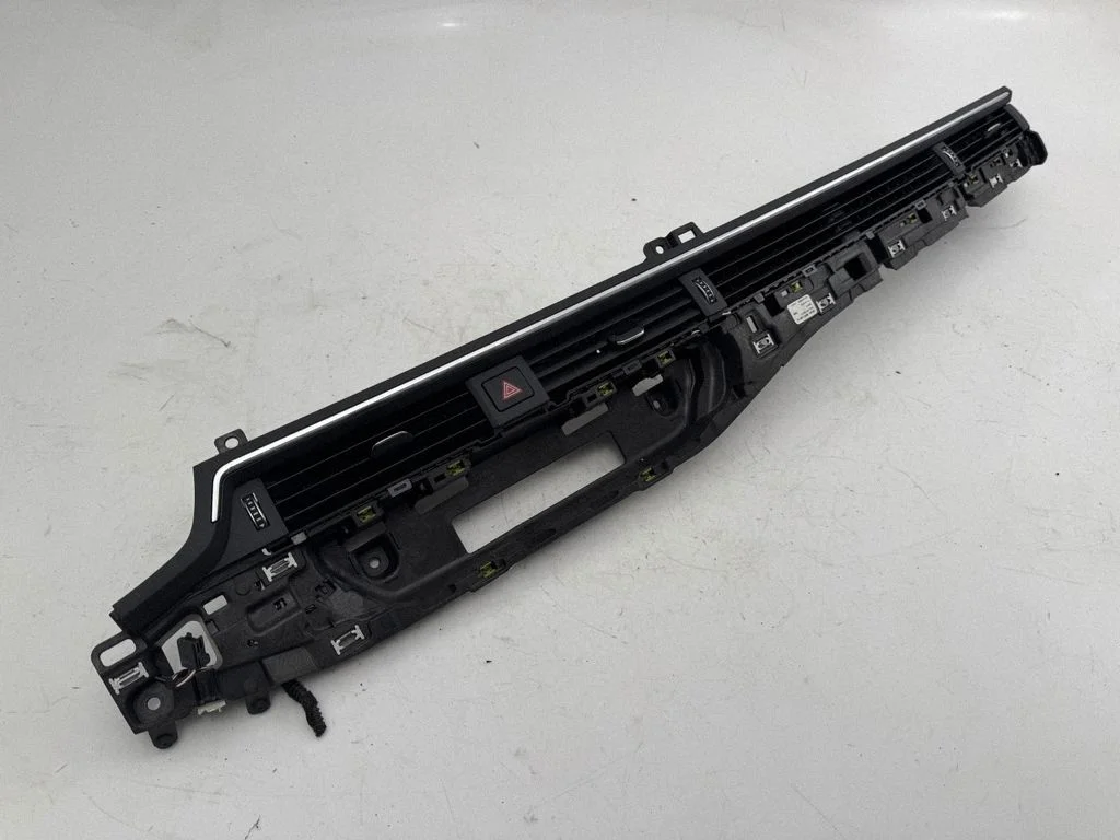 Dash center air vent grill 8W1820902