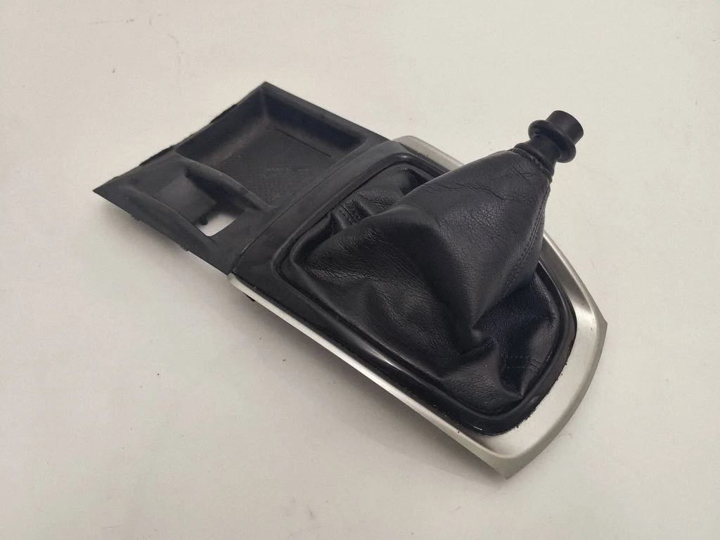Ramka dźwigni zmiany biegów (plastikowa) 969354CC0A