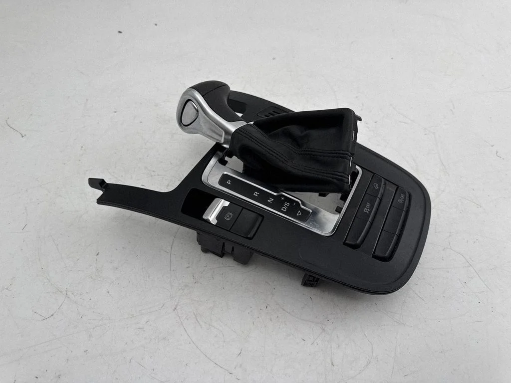 Pārnesumu pārslēga sviras apdare (plastmasas) – Audi Q5 SQ5 8R (2008-2017)