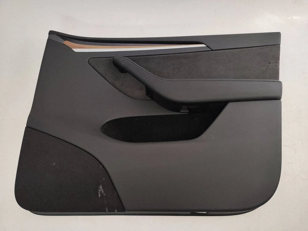 Eesmiste uste sisevooder – Tesla Model Y (2020-)