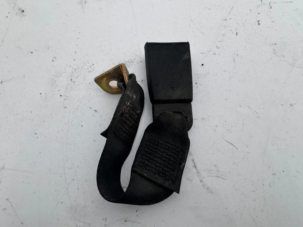Middle seatbelt buckle (rear) – Mercedes-Benz 280 560 W126 (1981-1991)