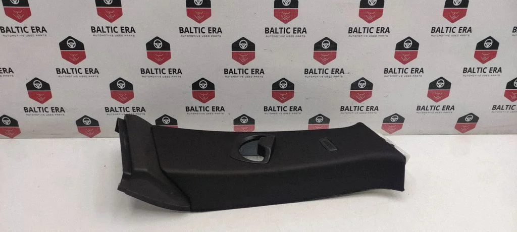 Šoninė apdaila prie galinės sėdynės (viršus)
