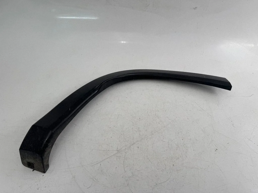 Rear arch trim 57L853818B