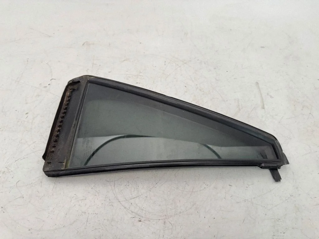 Rear vent window glass
