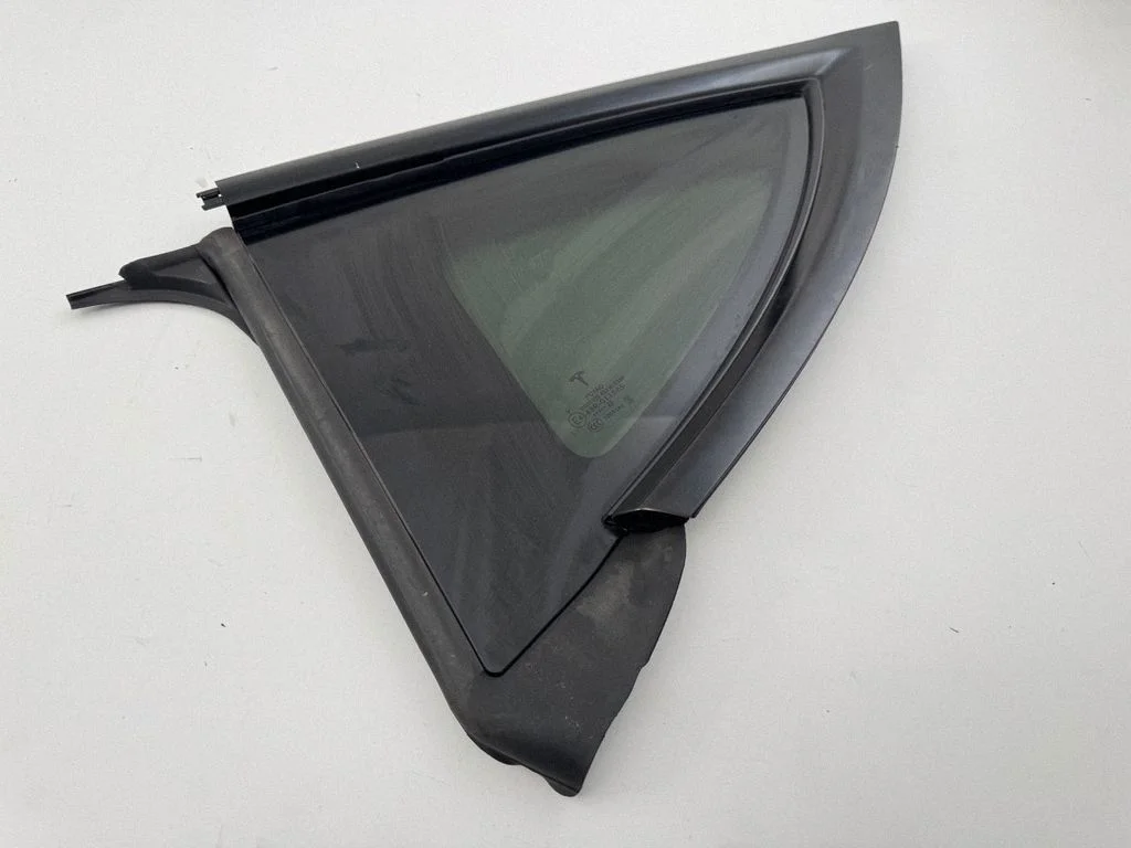 Rear vent window glass – Tesla Model Y (2020-)