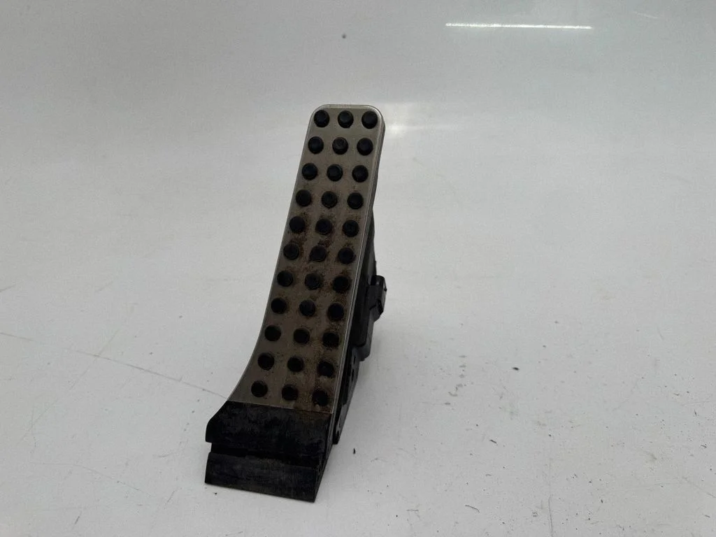 Accelerator throttle pedal A2053000104