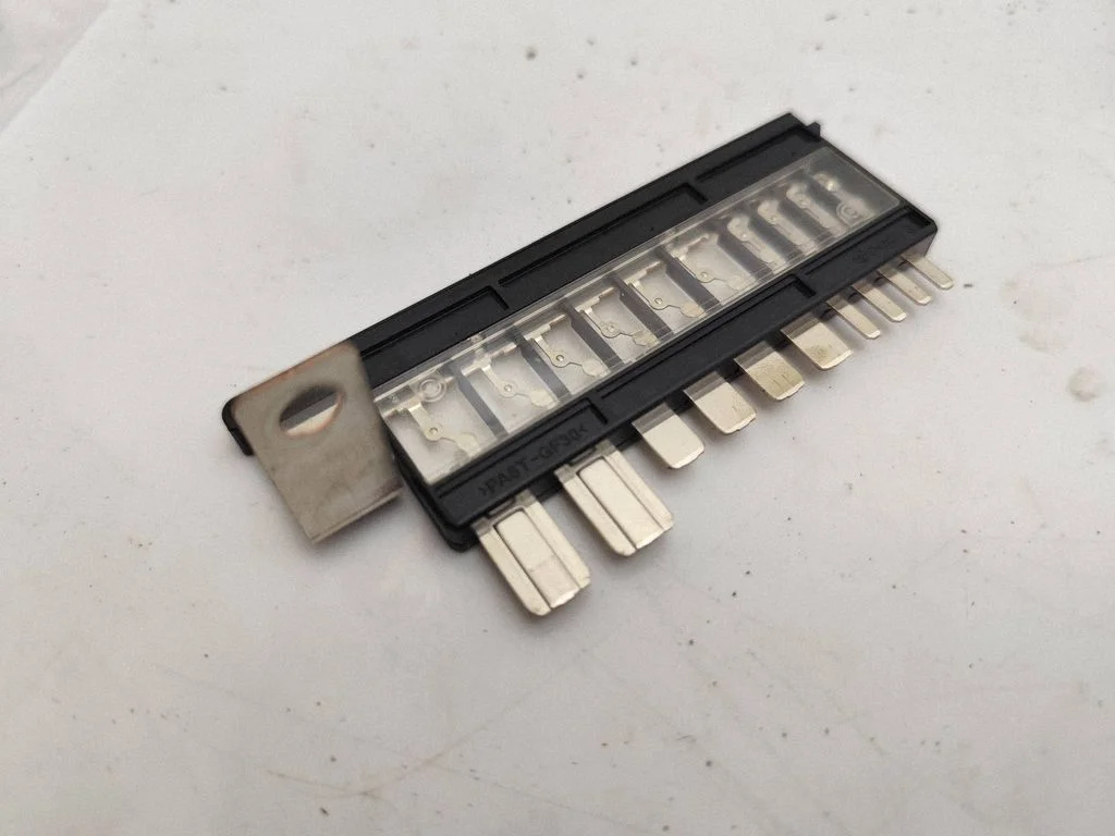 Fuse box set 1898009400