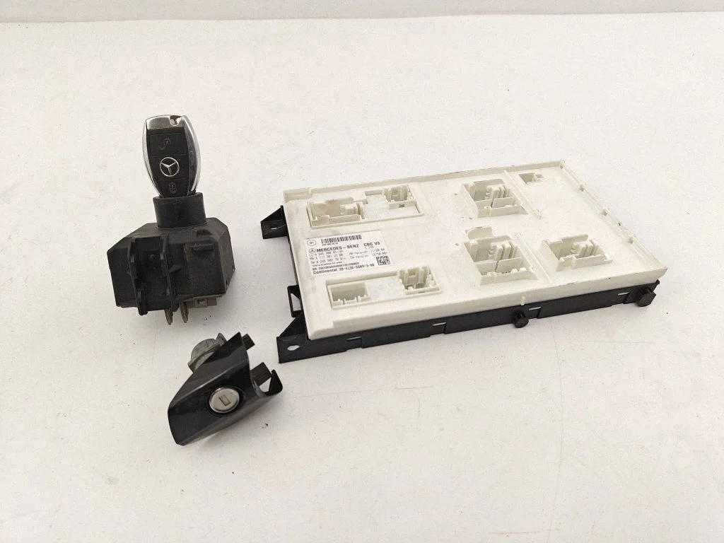 Engine ECU kit and lock set A2469058301