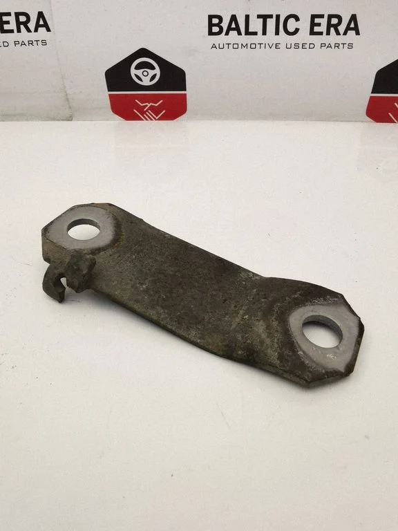 Sway bar bush bracket, front 6777642