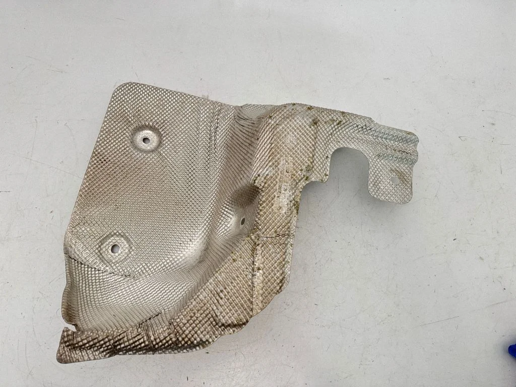 Heat shield in engine bay A2316821571