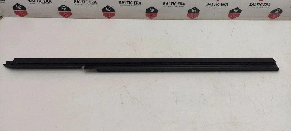 Rear door glass trim molding 7336983