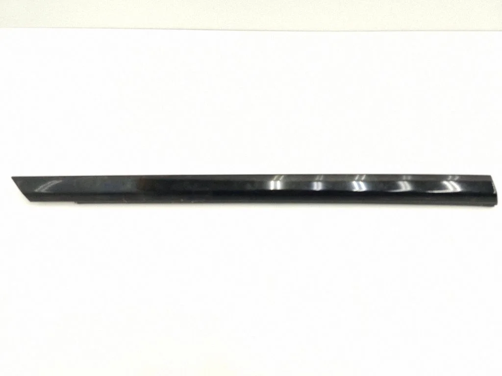 Rear door glass trim molding A2316700338