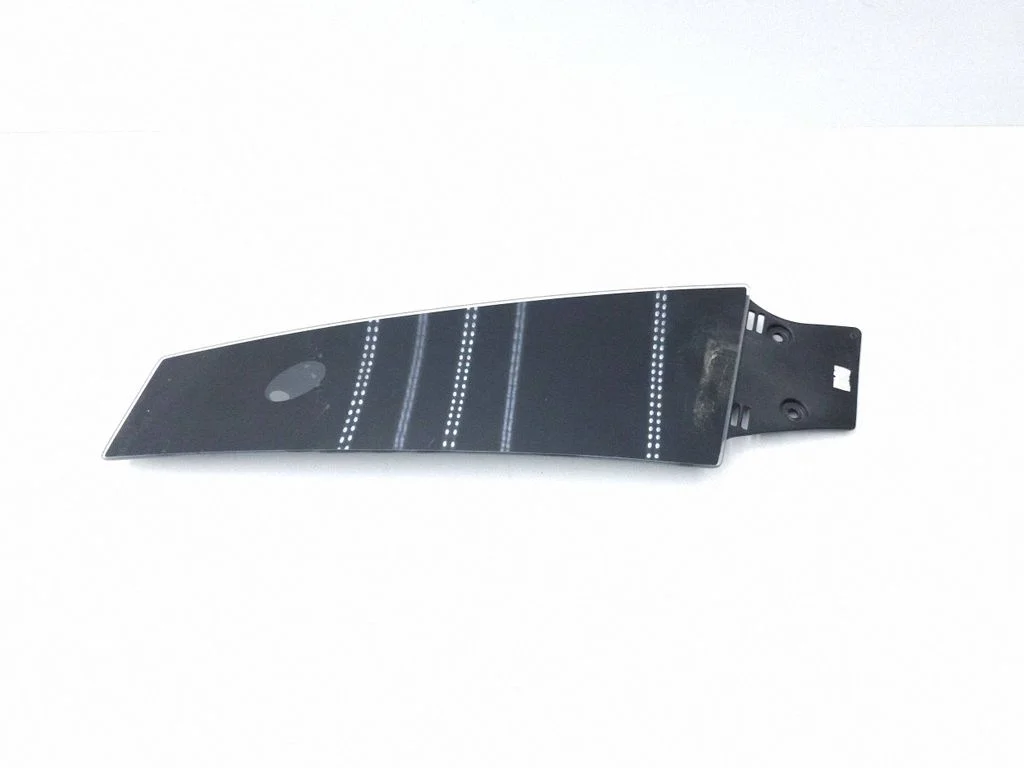 Front door glass trim molding 109230700B