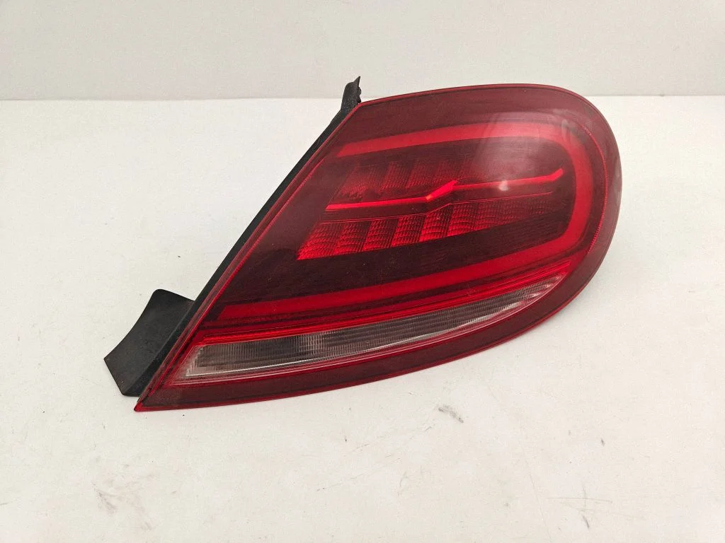 Lampa tylna w błotniku 5C3945208B