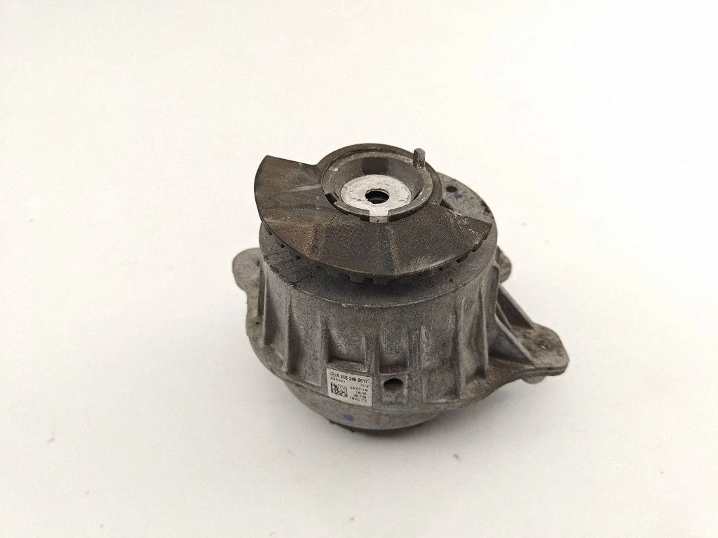 Engine mount bracket A2052406617