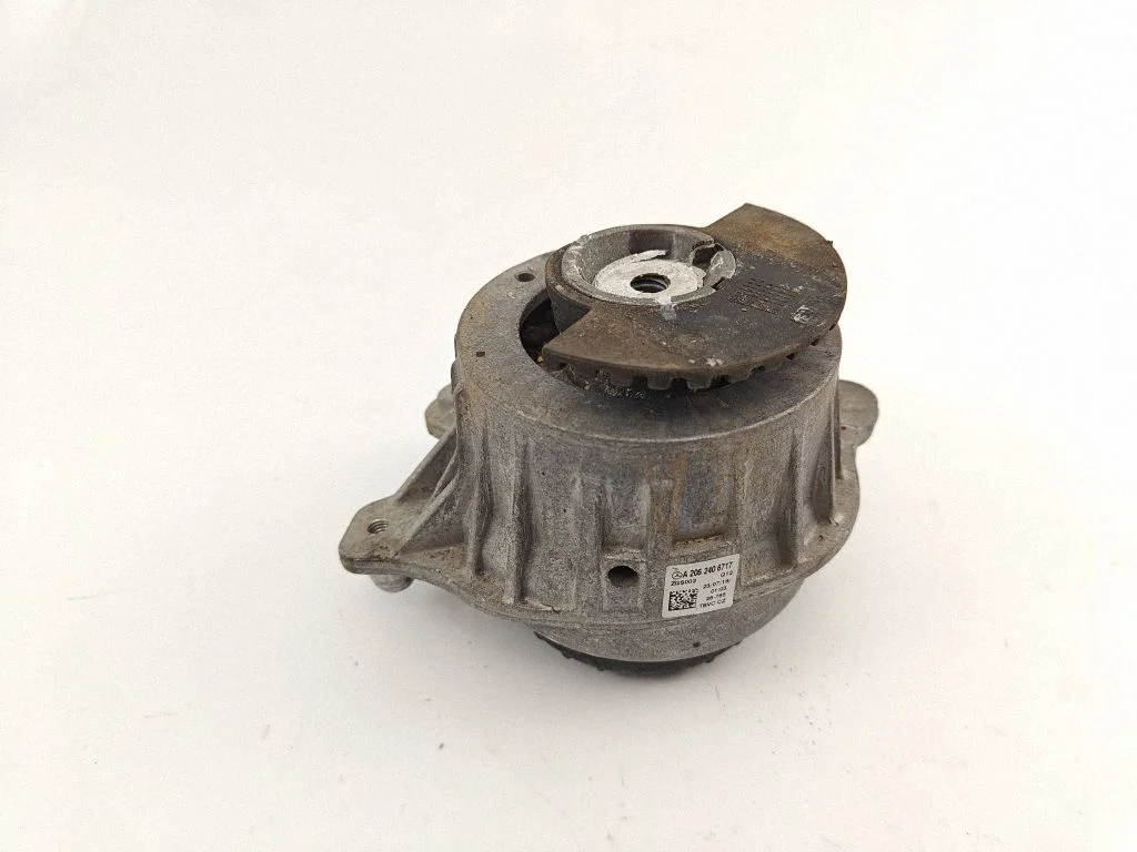 Engine mount bracket A2052406717
